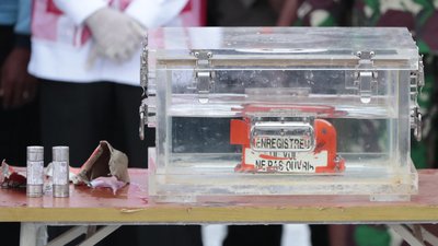 Авіакатастрофа в Індонезії: з моря дістали бортовий самописець літака