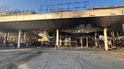 Очевидці про наслідки удару по ТЦ у Запоріжжі