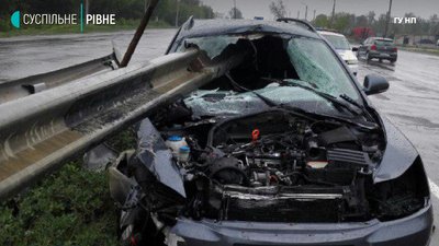Біля Рівного легковик напоровся на відбійник, водій – у важкому стані