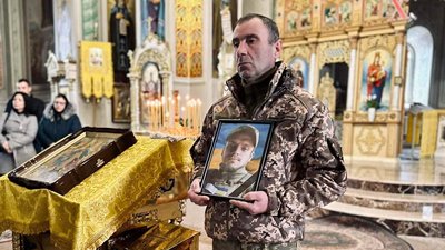 В Мукачеві попрощалися з полеглим військовим Миколою Гуті