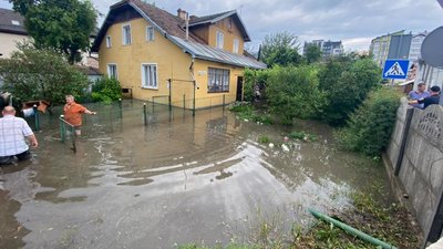 В Івано-Франківську через зливу підтопило кілька вулиць В Івано-Франківську через зливу підтопило кілька вулиць