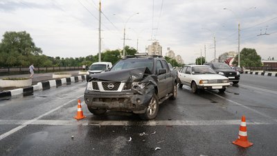 У Сумах на Харківському мосту сталася ДТП У Сумах на Харківському мосту сталася ДТП