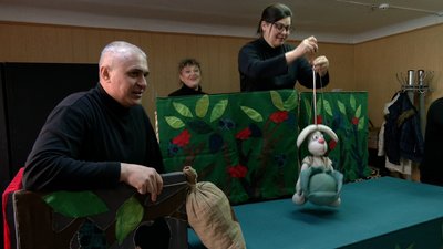 "Пан Коцький" в гуртожитку: рівненські лялькарі організували виставу для дітей переселенців "Пан Коцький" в гуртожитку: рівненські лялькарі організували виставу для дітей переселенців
