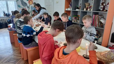 Для дітей-переселенців у Луцьку організували майстерклас з писанкарства