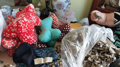 У Полтаві волонтери шиють подушки-"кісточки" для поранених військових У Полтаві волонтери шиють подушки-"кісточки" для поранених військових