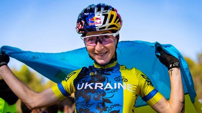 Фініш Беломоіної з українським прапором на чемпіонаті Європи