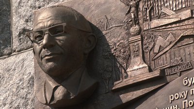 У Харкові відкрили меморіальну дошку Кернесу