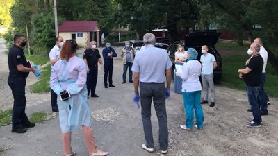 Працівникам інтернату на Хмельниччині, де спалах COVID-19, організують доплати