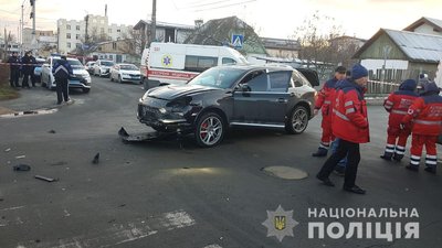 На Київщині Porsche в'їхав у машрутку, та роздавила двох пасажирів