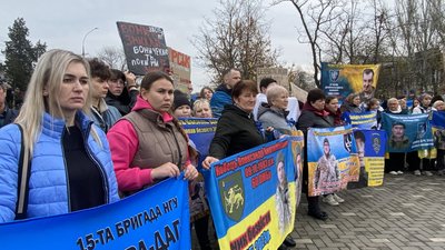 Люди під час акції-нагадування про полонених і зниклих безвісти військових