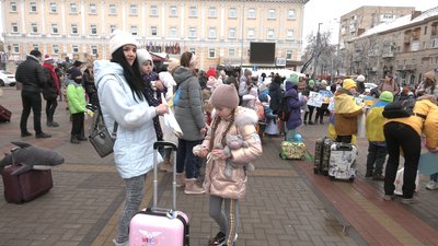 “Хочу слухати казки, а не сирени!”: як у Рівному мами з дітьми акцію влаштували