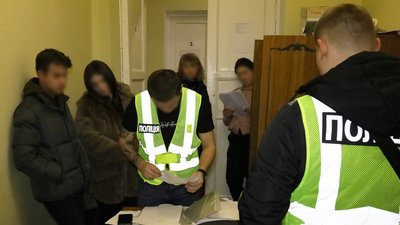 поліція, хабар, працівник, суд, архіваріус, гроші поліція, хабар, працівник, суд, архіваріус, гроші