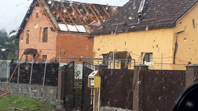 Зірвані дахи, поламані дерева: негода у Кропивницькому Зірвані дахи, поламані дерева: негода у Кропивницькому
