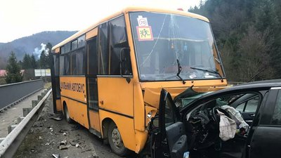 Поліцейські розcлідують обставини ДТП зі шкільним автобусом