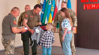 У Чернігові дітям загиблих бійців вручили іменні кулони "Батьківське серце" У Чернігові дітям загиблих бійців вручили іменні кулони "Батьківське серце"