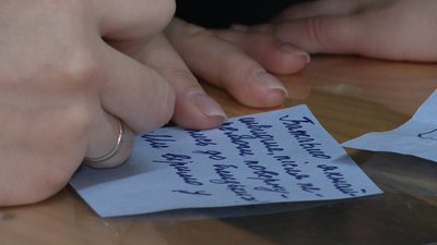 У Рівному в МБК діти роблять янголів з побажаннями для українських захисників