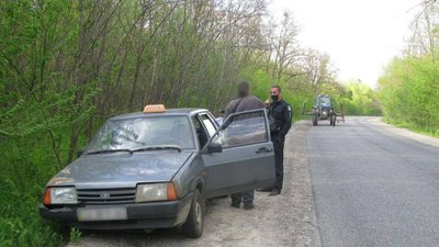 На Черкащині двоє пасажирів ледь не вбили таксиста. Їх затримали