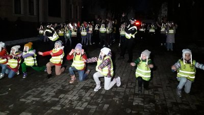 У Сумах діти разом з патрульними взяли участь в акції щодо важливості світловідбивних елементів на одязі