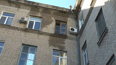У Миколаївській обласній клінічній лікарні в палатах мокрі стелі та стіни