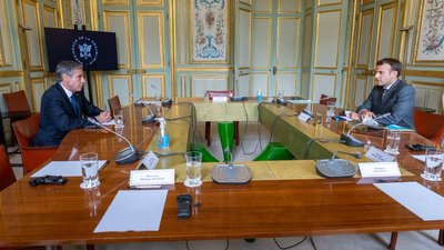 Відносини з Росією та агресія проти України. Блінкен провів перемовини з Макроном