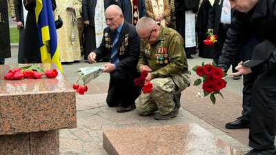 Покладання квітів до памʼятника жертвам Чорнобильської катастрофи