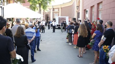 В Одесі прощаються з художником та директором музею Олександром Ройтбурдом В Одесі прощаються з художником та директором музею Олександром Ройтбурдом