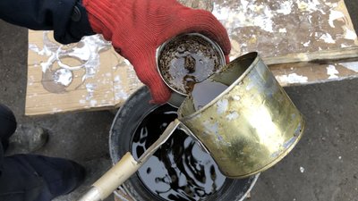 У Зіньківській ТГ на Полтавщині селяни та ВПО створюють окопні свічки та пічки для воїнів