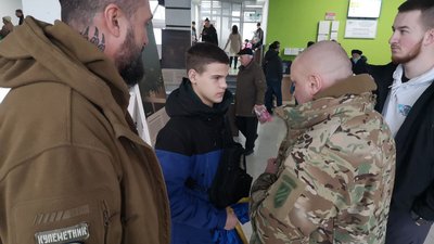 Бійці 3-ї ОШБр спілкуються з кропивничанами Бійці 3-ї ОШБр спілкуються з кропивничанами