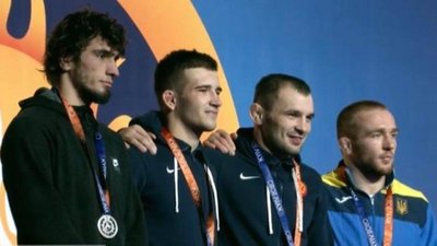 Прикарпатські спортсмени вибороли золоті медалі на змаганнях з вільної боротьби