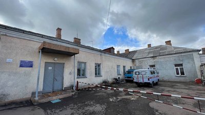 Прогнила підлога, сиплеться стеля — приміщення Центру детоксикації і медичного витвереження у Бердичеві потребує ремонту Прогнила підлога, сиплеться стеля — приміщення Центру детоксикації і медичного витвереження у Бердичеві потребує ремонту