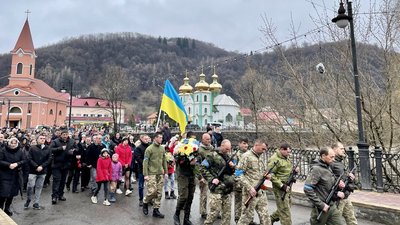 У Рахові попрощалися із загиблими на війні Андрієм Шміло У Рахові попрощалися із загиблими на війні Андрієм Шміло