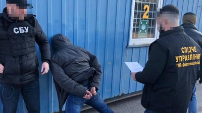 Вимагали вісім тисяч доларів США неіснуючого боргу. У Дніпрі затримали трьох учасників організованої групи