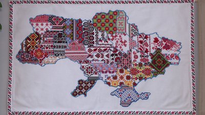Прикрашає стіну амбулаторії: на Рівненщині жінка вишила мапу України Прикрашає стіну амбулаторії: на Рівненщині жінка вишила мапу України