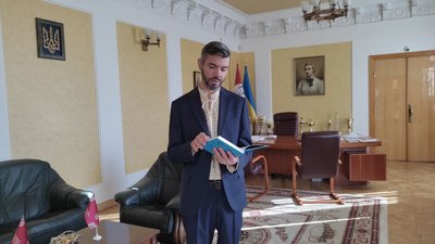 Абібулла Сеїт-Джеліль читає монолог "Лісової пісні" Абібулла Сеїт-Джеліль читає монолог "Лісової пісні"