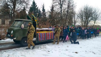 На Чернігівщині попрощалися з бійцями, які загинули захищаючи Україну На Чернігівщині попрощалися з бійцями, які загинули захищаючи Україну