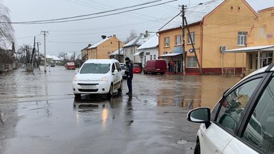 На Закарпатті поліцейські посилили патрулювання доріг через можливі підтоплення