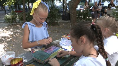Плетуть прикраси з бісеру та продають співаючи: черкаські дівчатка згуртувалися для допомоги ЗСУ Плетуть прикраси з бісеру та продають співаючи: черкаські дівчатка згуртувалися для допомоги ЗСУ