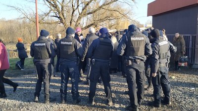 На Центральному ринку у Луцьку муніципали зносять паркан На Центральному ринку у Луцьку муніципали зносять паркан