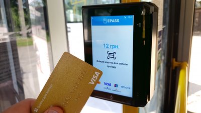 Сплачувати за проїзд у муніципальному транспорті Запоріжжя знову можна безконтактно