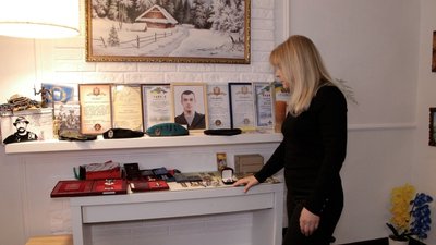Мама Ярослава Христюка біля нагород сина