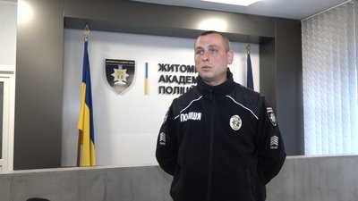 "Щоб не відчувати бар'єрів у спілкуванні" — майбутні поліцейські у Житомирі вивчають жестову мову "Щоб не відчувати бар'єрів у спілкуванні" — майбутні поліцейські у Житомирі вивчають жестову мову