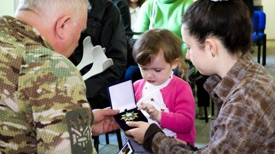У Сумах родини 15 загиблих захисників отримали посвідчення "Почесного громадянина міста"