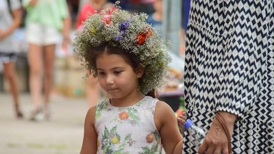 Плетуть вінки та танцюють: у Черкасах почали святкувати Івана Купала Плетуть вінки та танцюють: у Черкасах почали святкувати Івана Купала