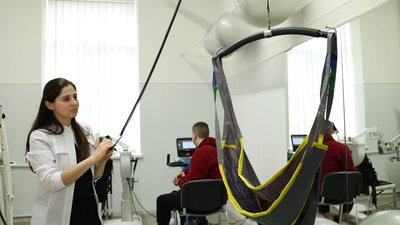 Відновлюють після травм та інсультів. Як медики у Чернівцях реабілітують пацієнтів на сучасних тренажерах Відновлюють після травм та інсультів. Як медики у Чернівцях реабілітують пацієнтів на сучасних тренажерах