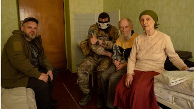 "Бабця з прапором СРСР" кляне російську армію, бо вона зруйнувала її дім