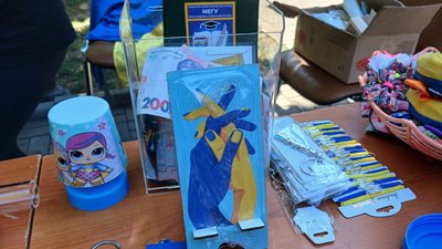 Волонтери разом з актором українського серіалу "Пес" провели благодійний ярмарок у Миколаєві Волонтери разом з актором українського серіалу "Пес" провели благодійний ярмарок у Миколаєві