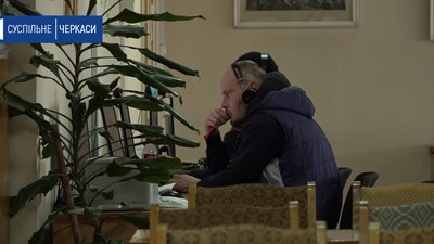Черкасців навчають користуватися смартфоном, планшетом і комп’ютером Черкасців навчають користуватися смартфоном, планшетом і комп’ютером