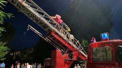 Прикарпатські надзвичайники врятували під час пожежі шістьох людей Прикарпатські надзвичайники врятували під час пожежі шістьох людей