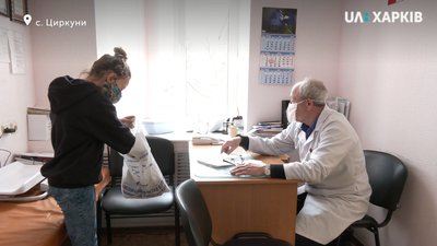Дві школярки з різних куточків Харківщини шиють маски Дві школярки з різних куточків Харківщини шиють маски