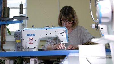 Проєкт "ПРИВИД": рівняни розробили пончо для ЗСУ, яке маскує від тепловізора Проєкт "ПРИВИД": рівняни розробили пончо для ЗСУ, яке маскує від тепловізора